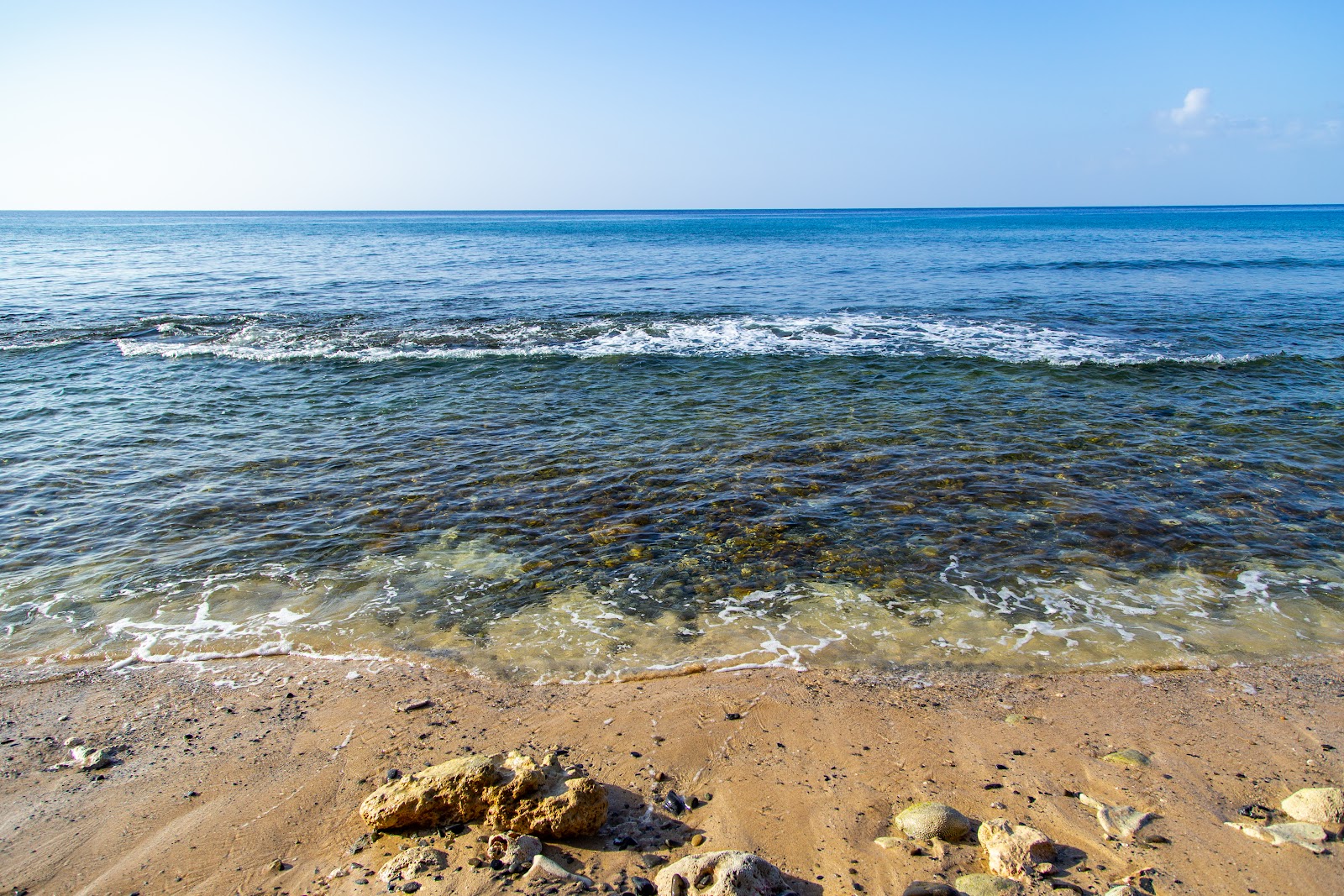 Foto di Monks Bath beach e l'insediamento