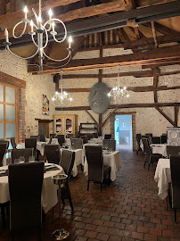 Atmosphère du Restaurant français Auberge la Lucarne aux Chouettes à Villeneuve-sur-Yonne - n°1