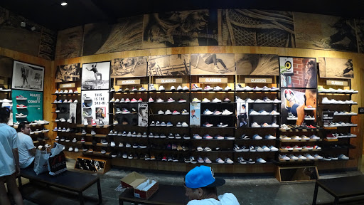 Shoe Store «Vans», reviews and photos, 13730 Riverside Dr, Sherman Oaks, CA 91423, USA