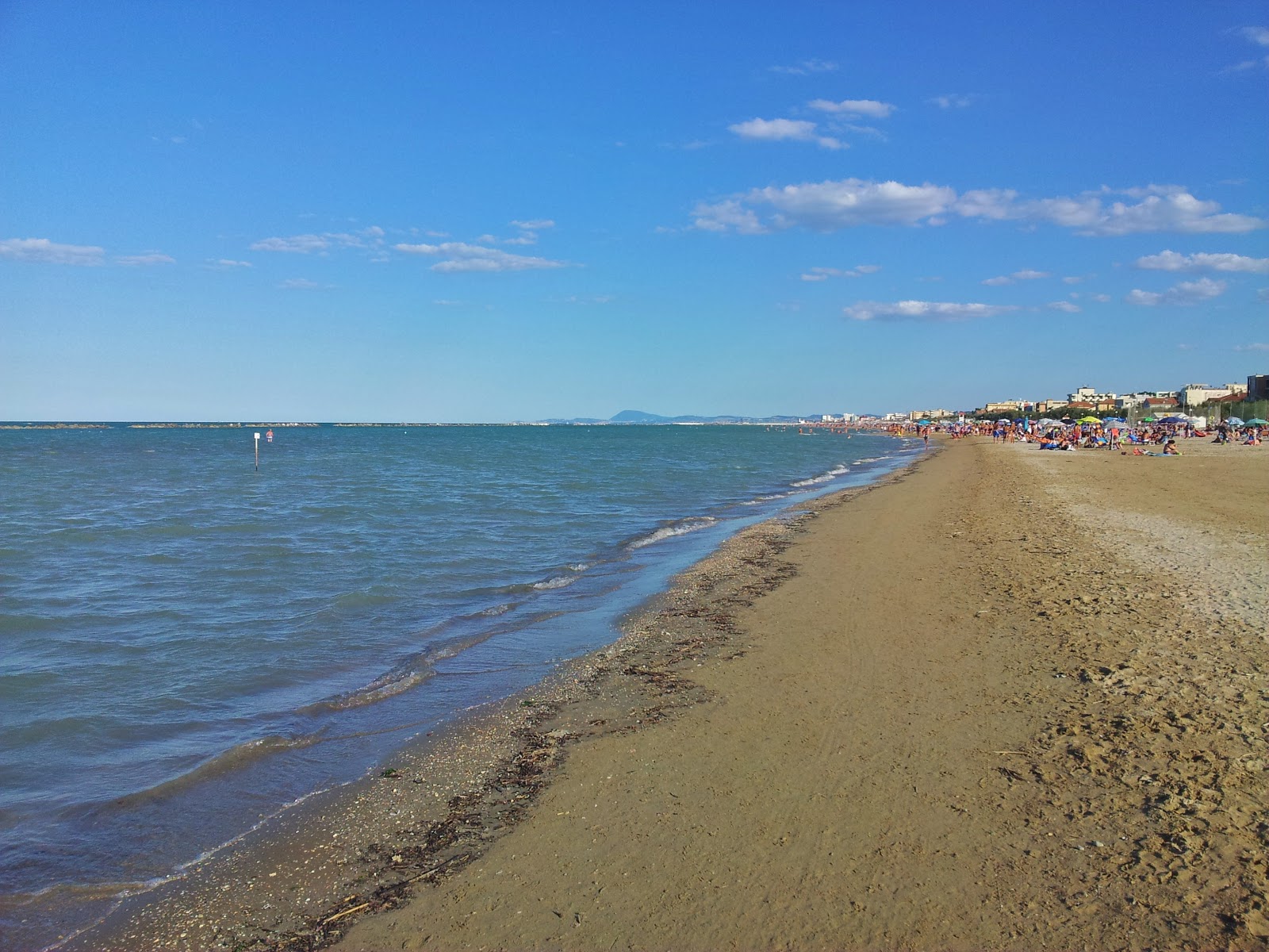 Senigallia beach的照片 带有碧绿色水表面