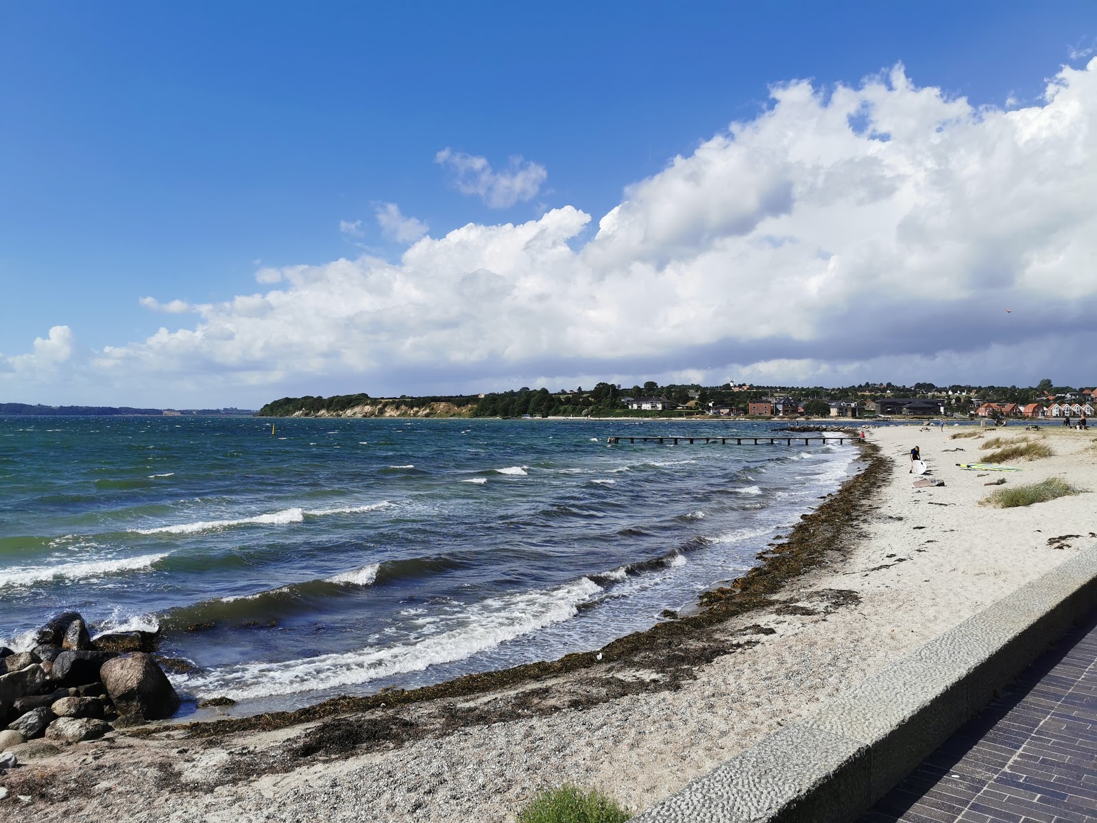 Fluepapiret Beach'in fotoğrafı - rahatlamayı sevenler arasında popüler bir yer