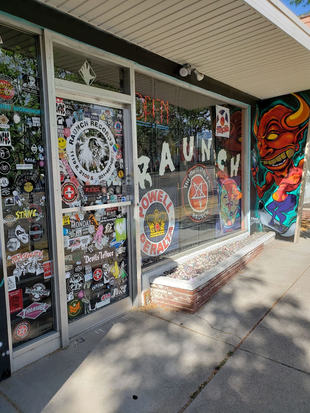 RAUNCH RECORDS & SKATE