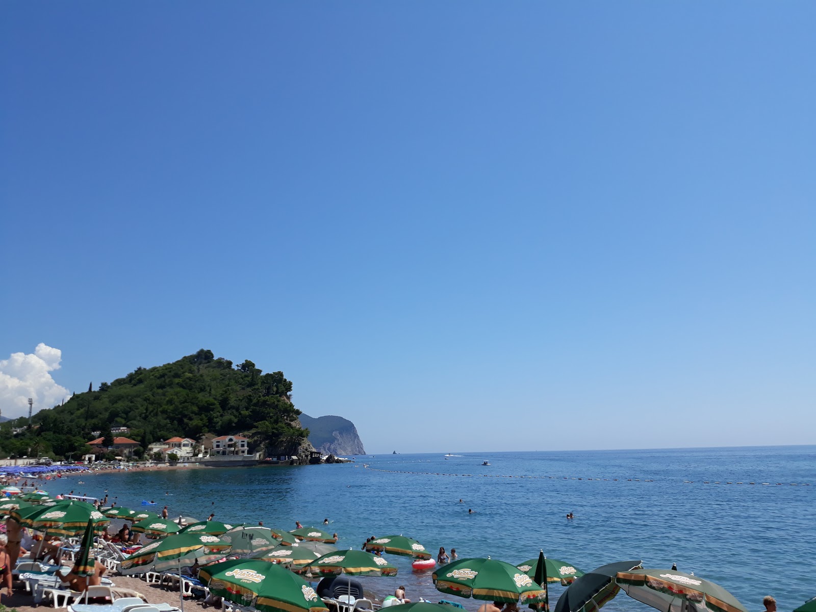 Foto van Petrovac beach en de nederzetting