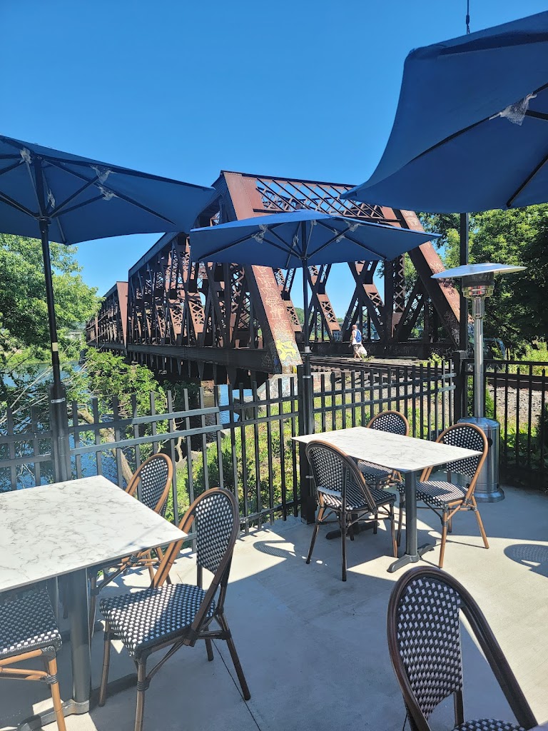 Pier131 Kitchen + Bar 06484