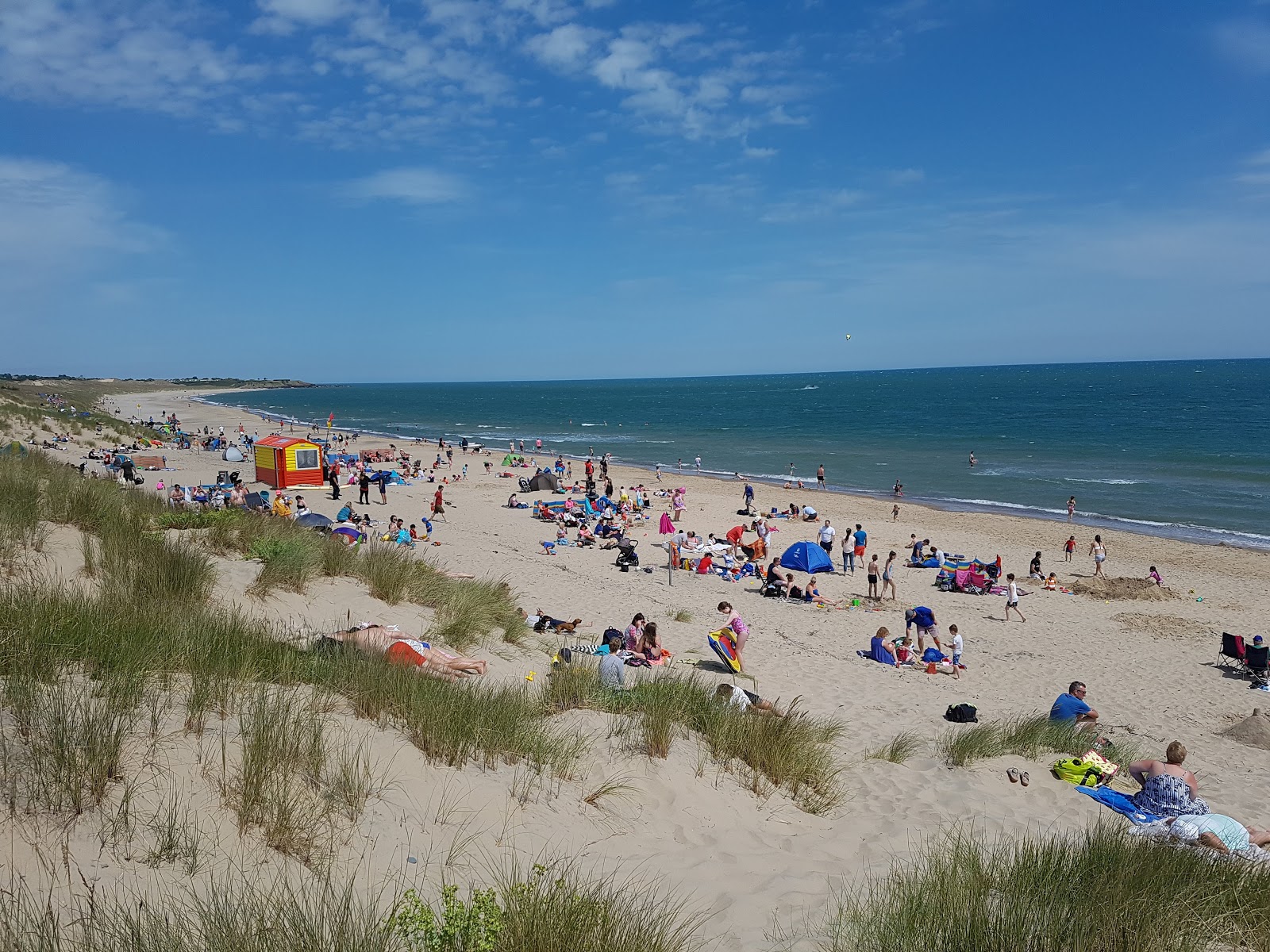 Fotografie cu Brittas Bay Beach cu nivelul de curățenie înalt