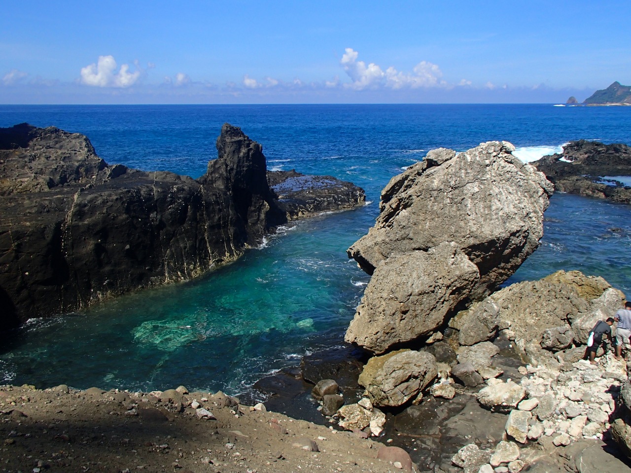 Foto af Nambung Beach bakket op af klipperne