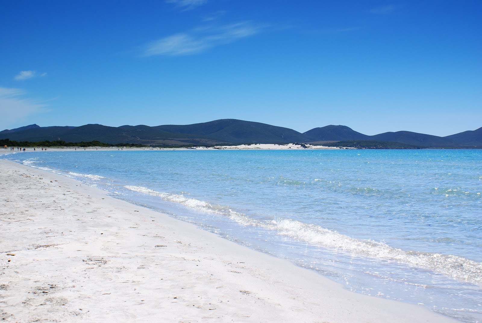 Fotografija Plaža Porto Pino z beli fini pesek površino