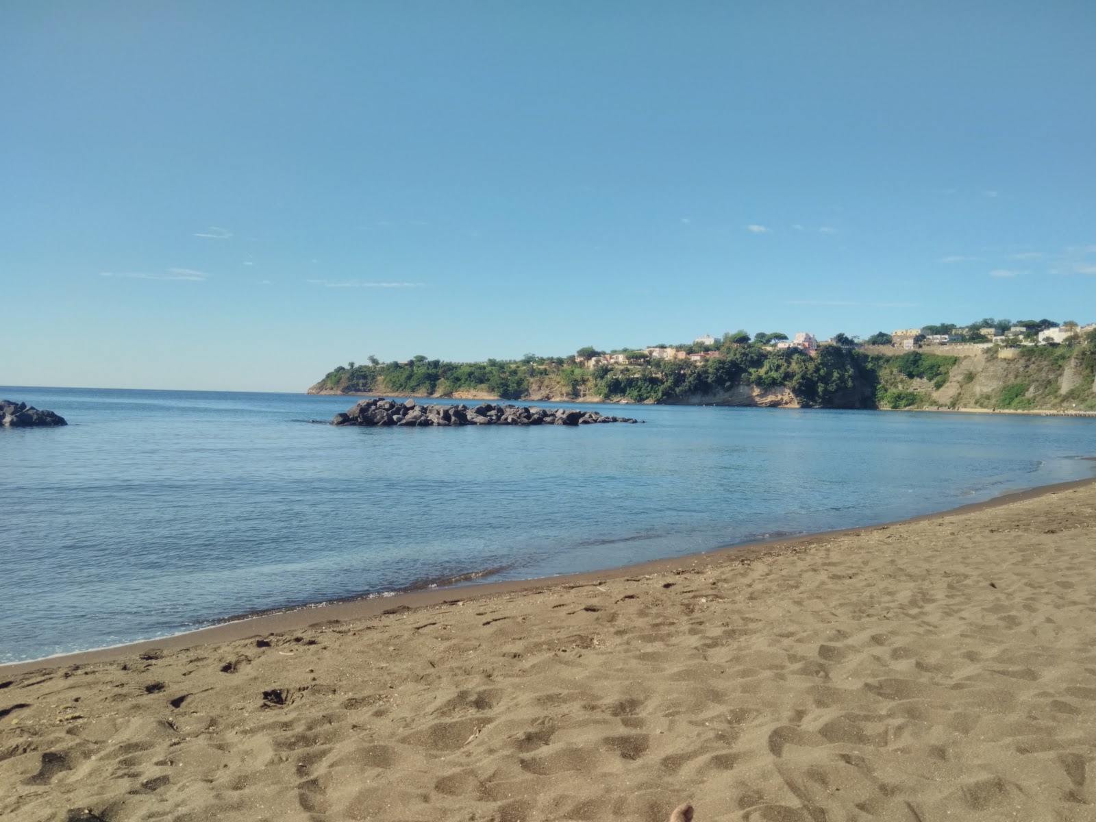 Chiaia Beach'in fotoğrafı dağlarla çevrili