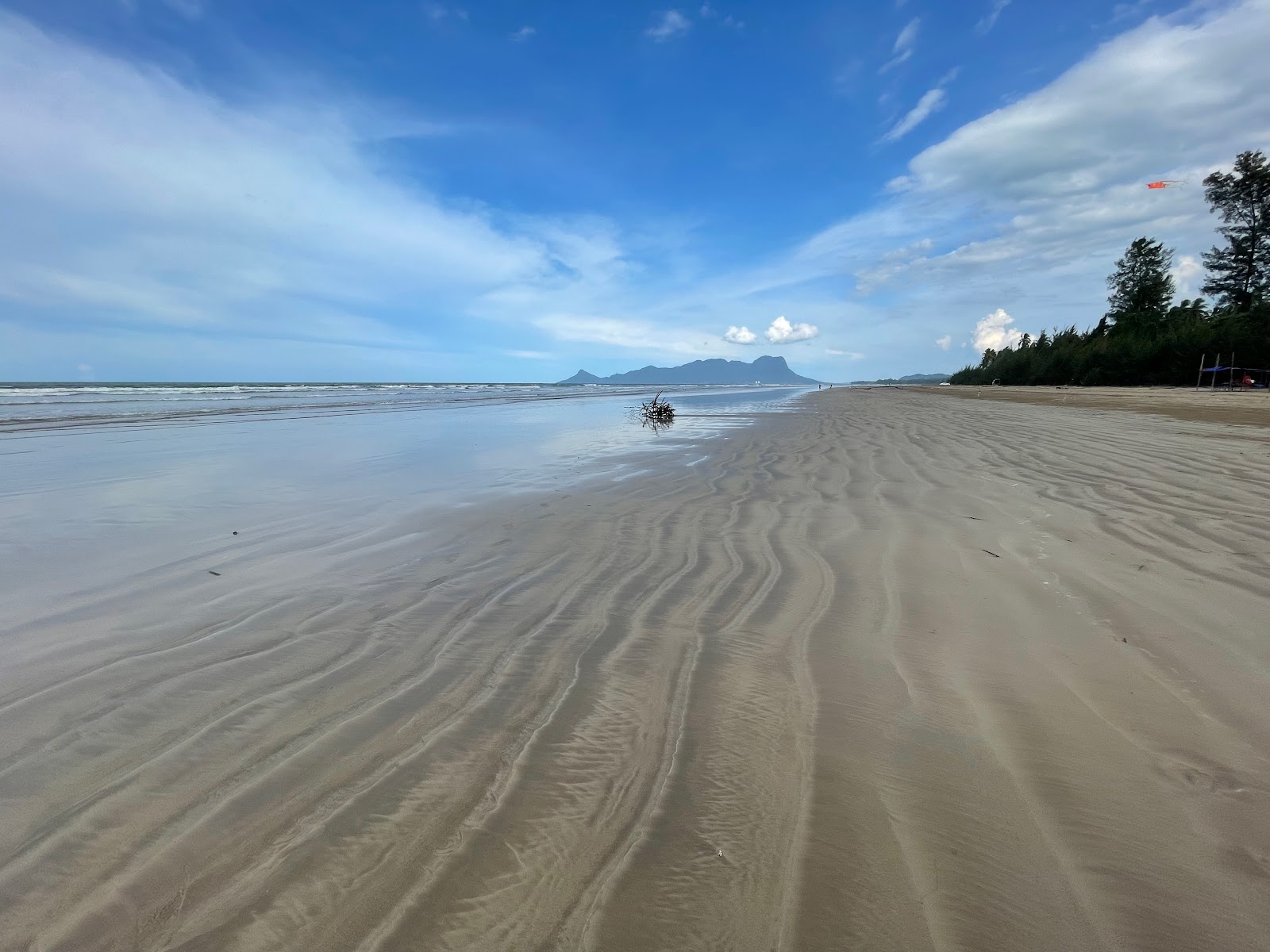 Foto di Golden Beach con una superficie del sabbia grigia