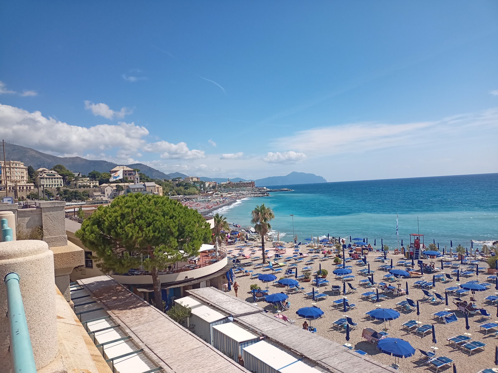 Foto von Albaro beach mit graue kiesel Oberfläche