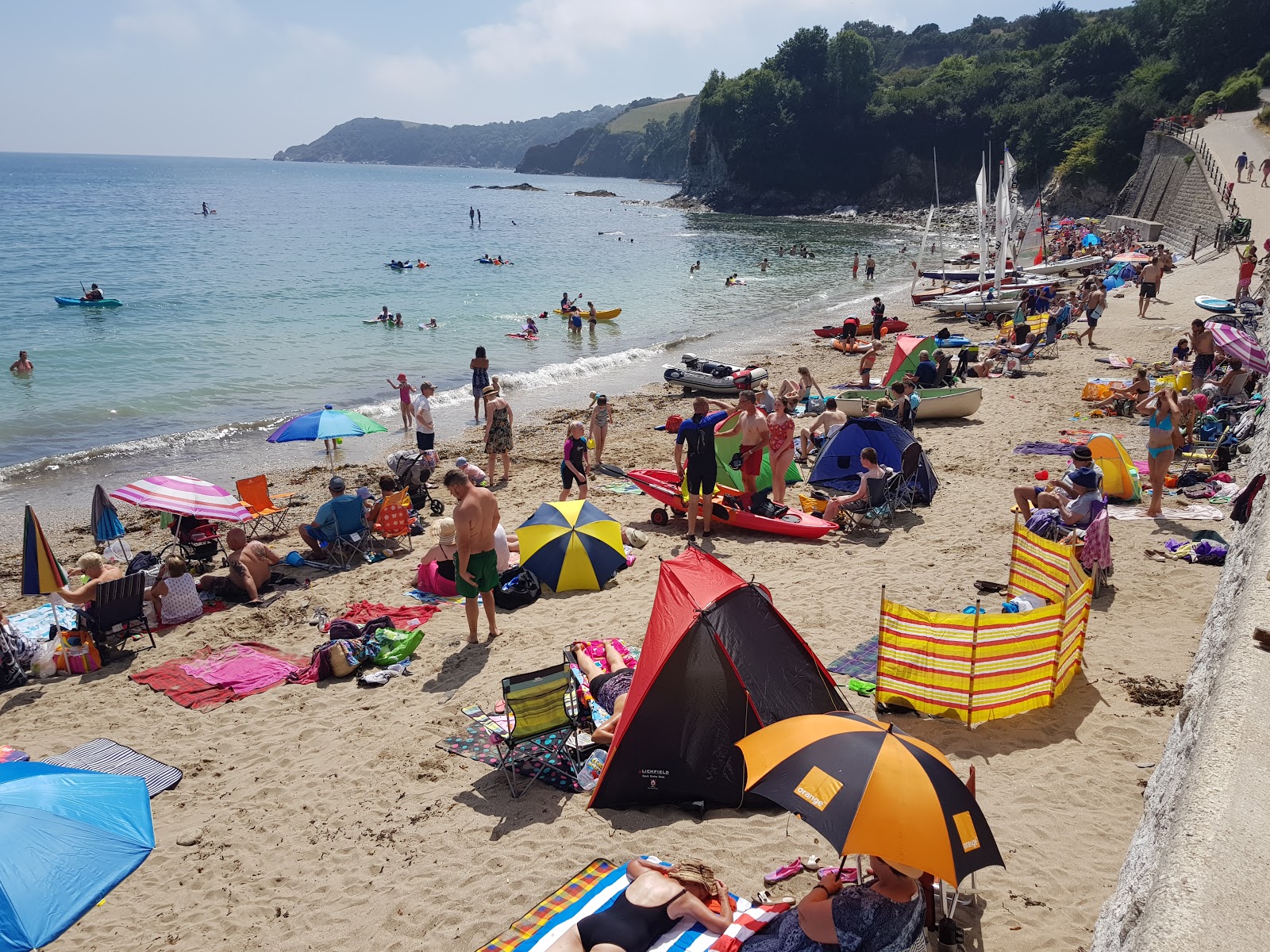 Photo de Plage de Porthpean entouré de montagnes