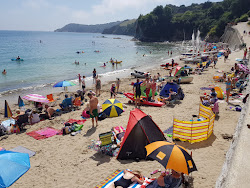 Photo de Plage de Porthpean entouré de montagnes