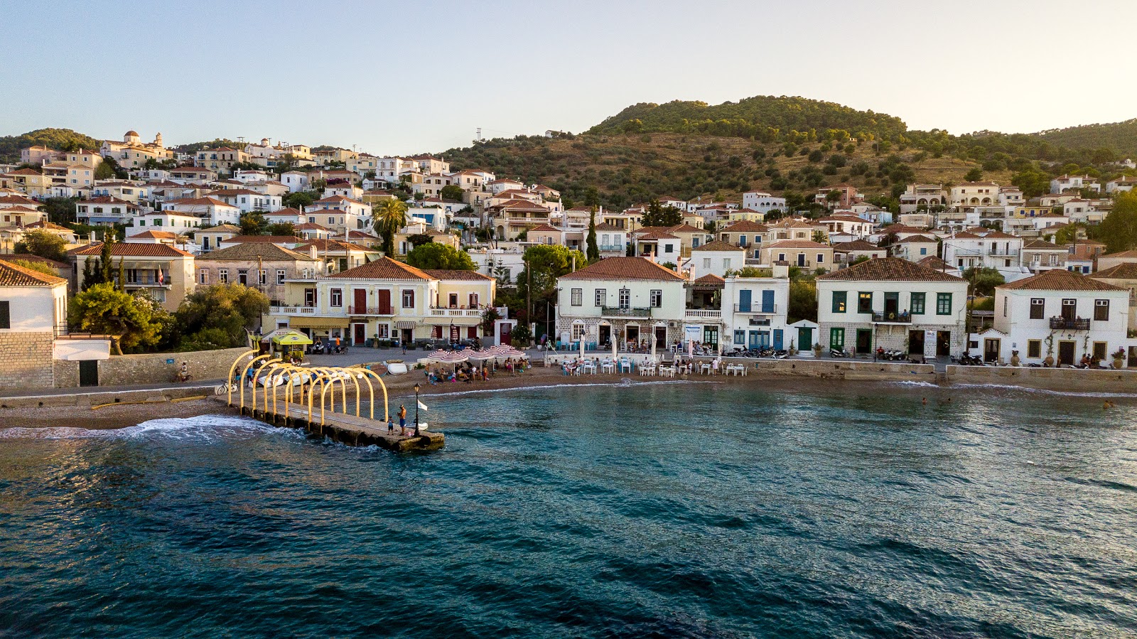 Foto von Paralia Spetses I mit kleine, braune kiesel Oberfläche