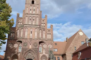 Marktbrunnen und Waldmops (Erinnerung an Loriot) image