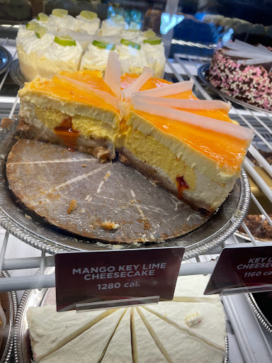 Restaurant «The Cheesecake Factory», reviews and photos, 930 N Milwaukee Ave, Lincolnshire, IL 60069, USA