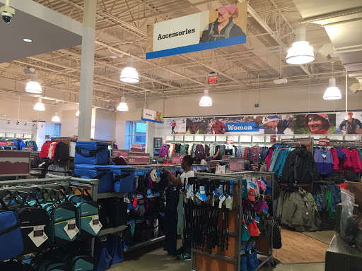 Sportswear Store «Columbia Sportswear Outlet», reviews and photos, 6800 Oxon Hill Rd #600, Oxon Hill, MD 20745, USA