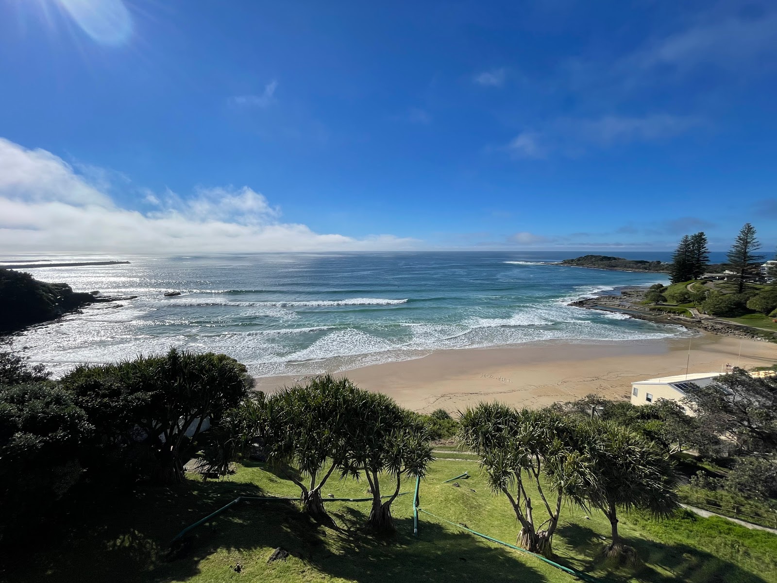 Foto van Yamba Beach omringd door bergen