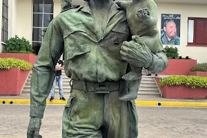 Statue of Che Guevara image