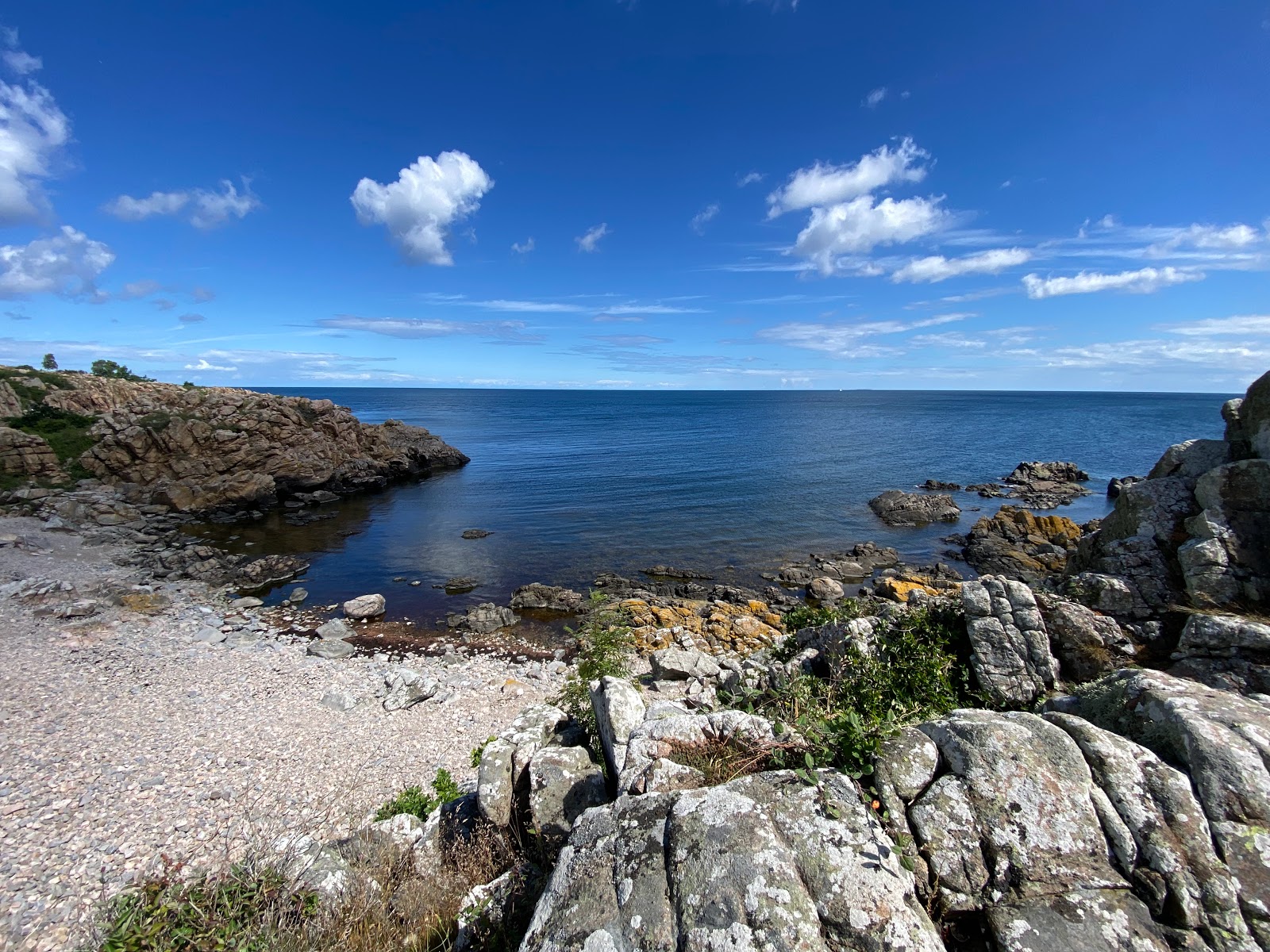 Foto af Gudhjem Beach med sten overflade