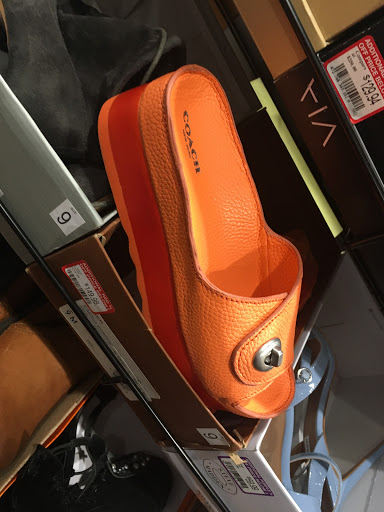 Shoe Store «DSW Designer Shoe Warehouse», reviews and photos, 2155 22nd St, Oak Brook, IL 60523, USA