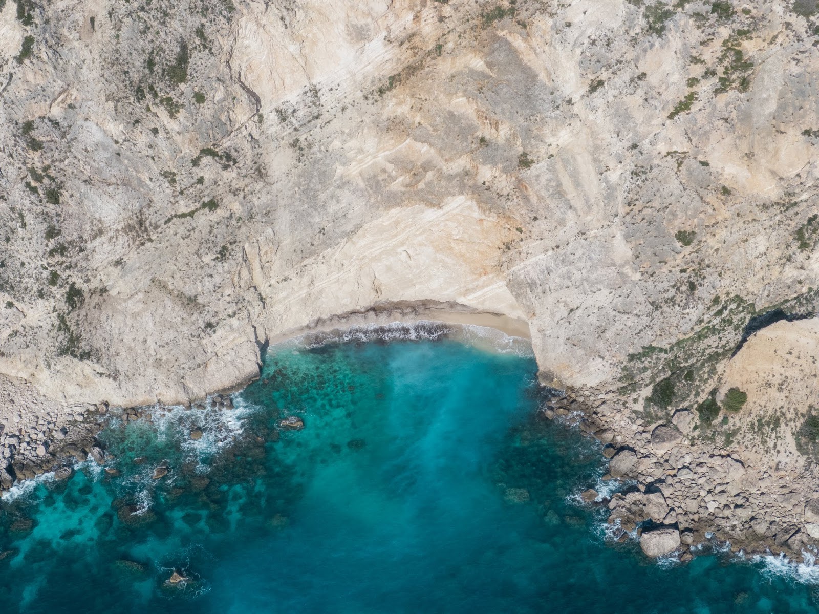 Foto von Mikro Kastelli mit kleine bucht