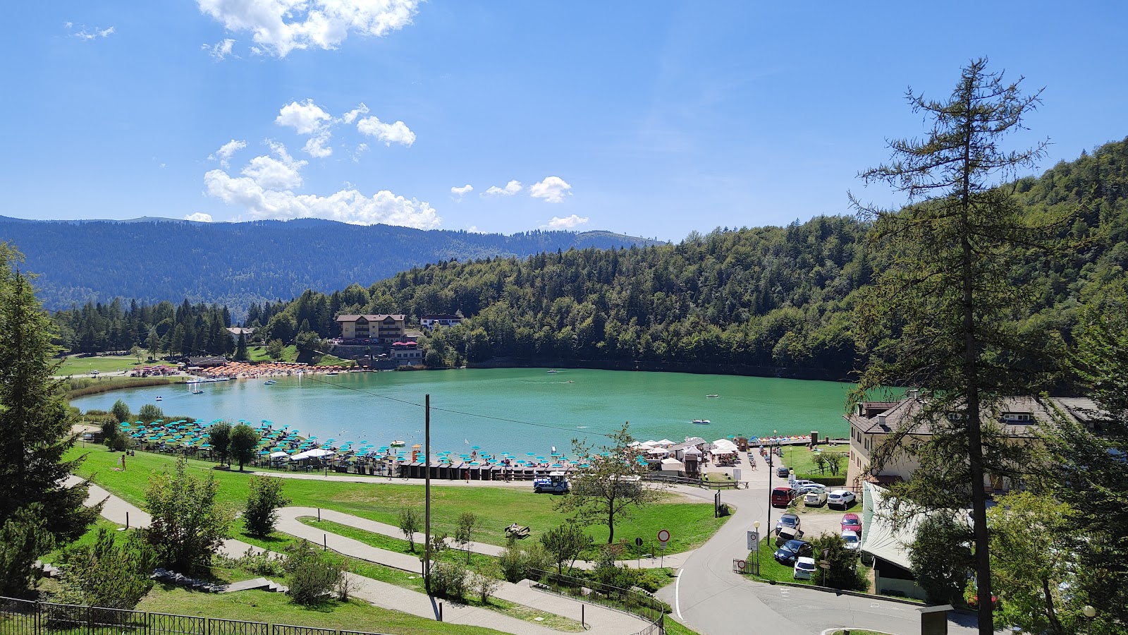 Foto von Lido Bau Beach - Lago di Lavarone mit geräumige küstenlinie