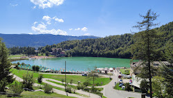 Foto von Lido Bau Beach - Lago di Lavarone mit geräumige küstenlinie