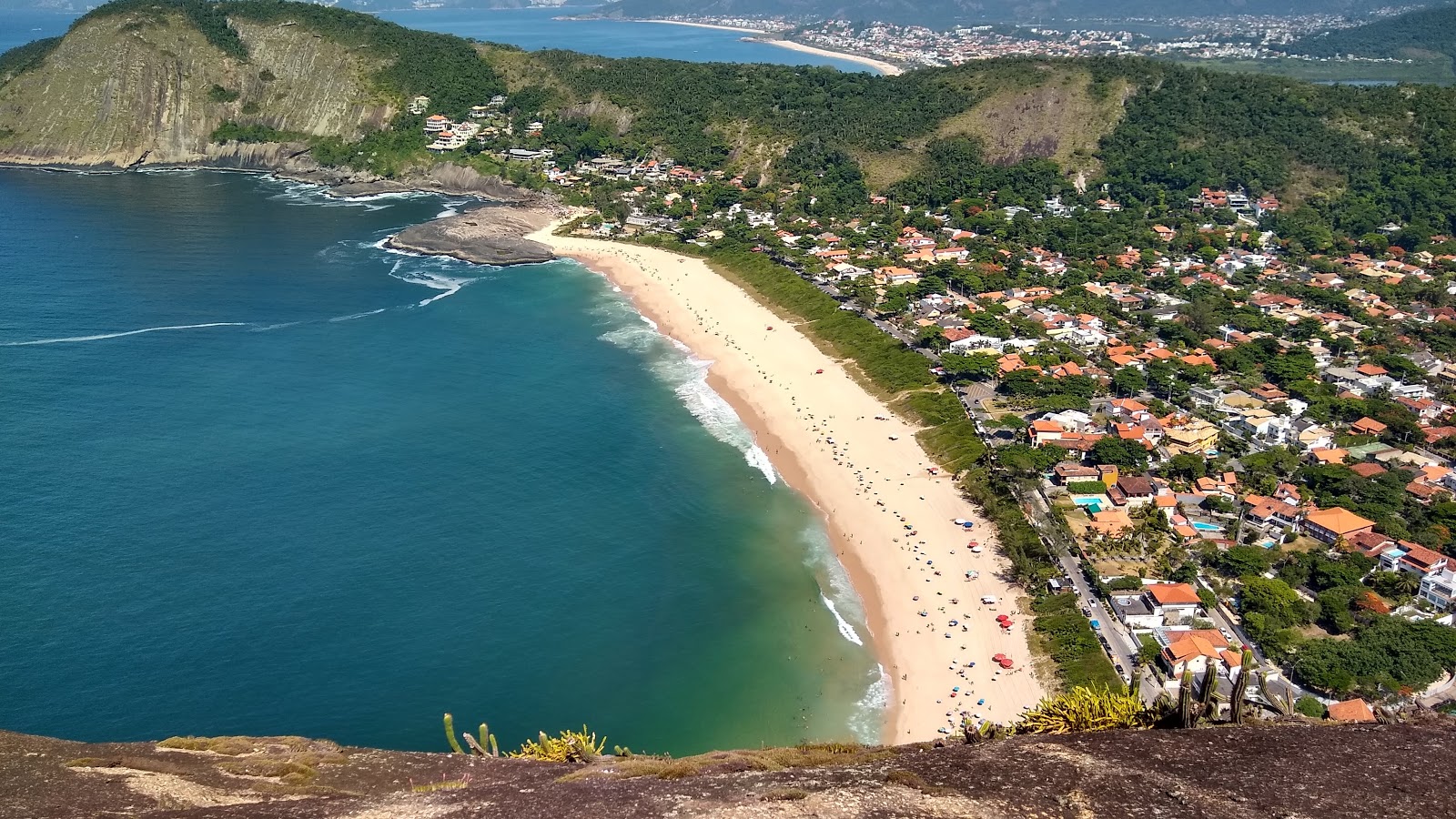 Foto de Praia de Itacoatiara - lugar popular entre os apreciadores de relaxamento