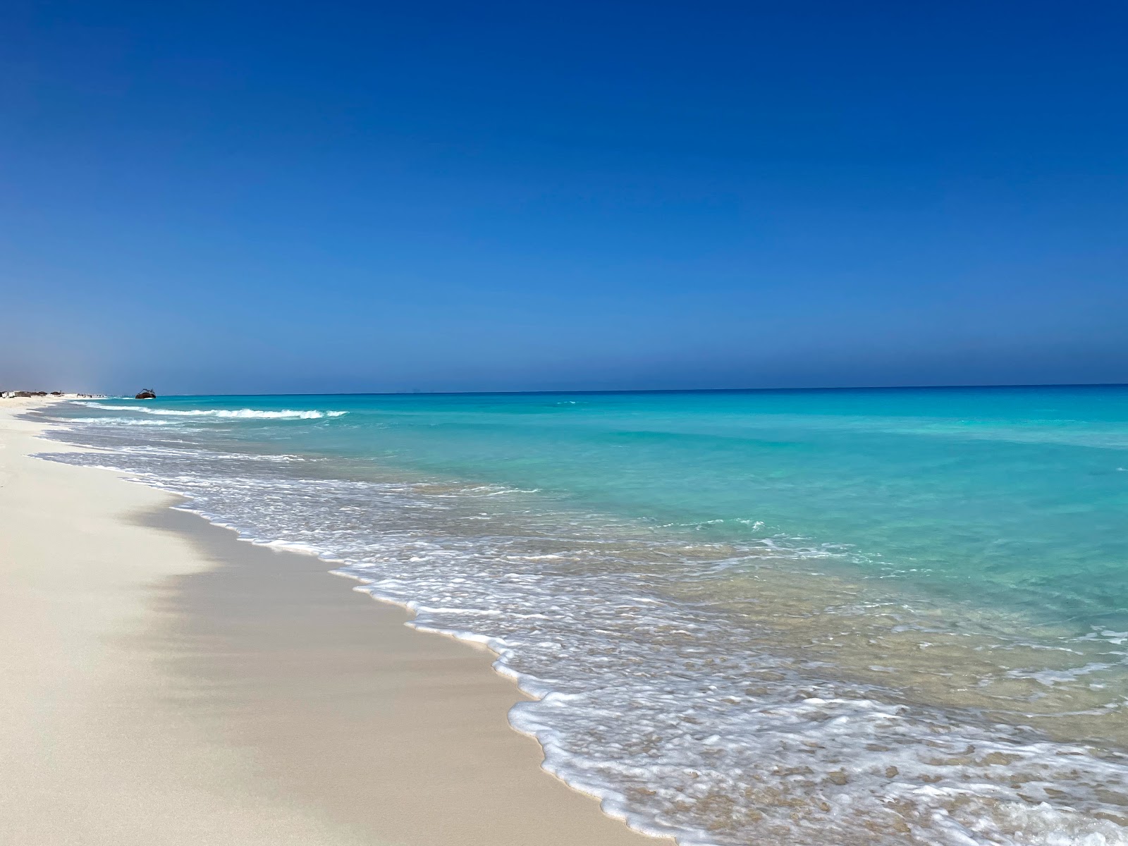 Fotografija El Montazah Beach z beli fini pesek površino
