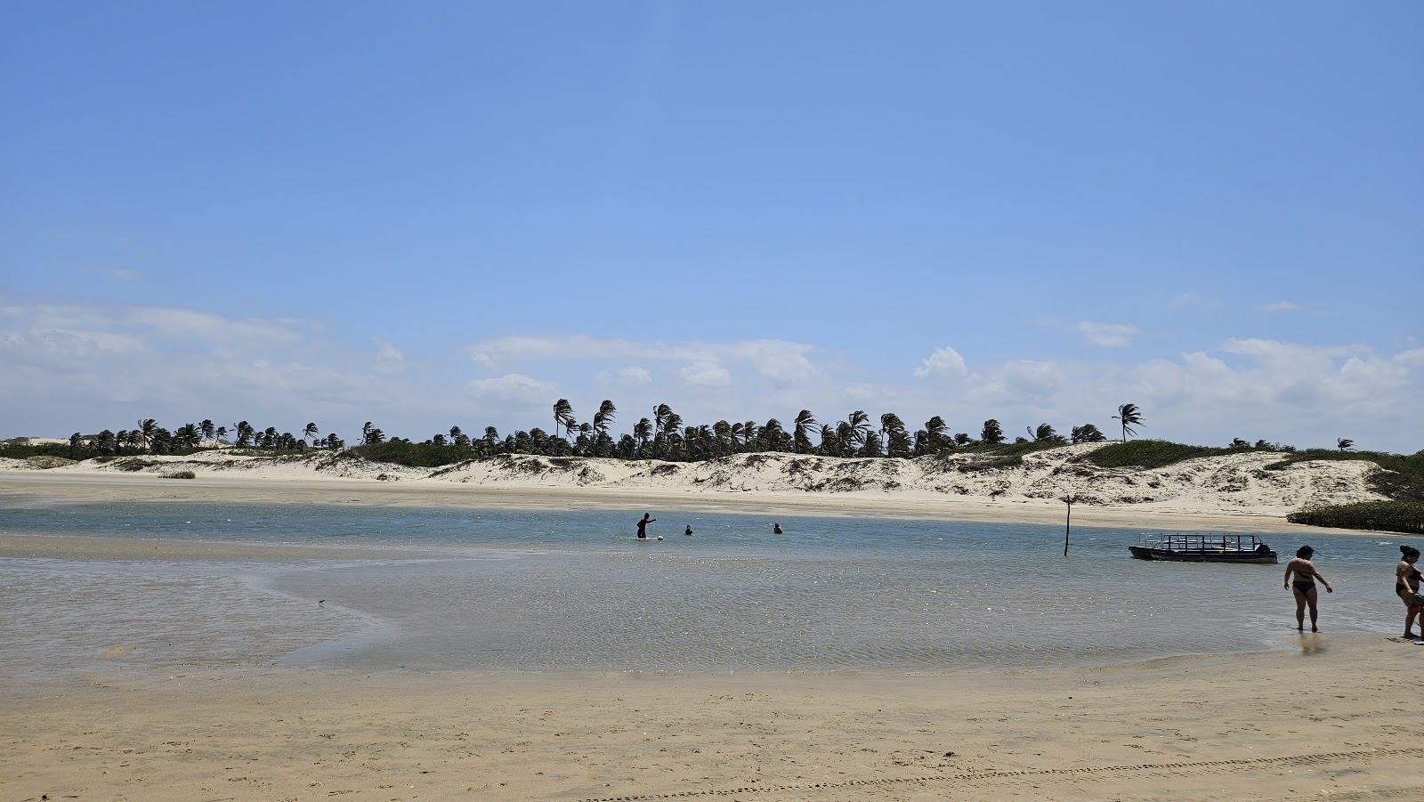 Foto von Praia do Rio Trairi mit beiger sand Oberfläche