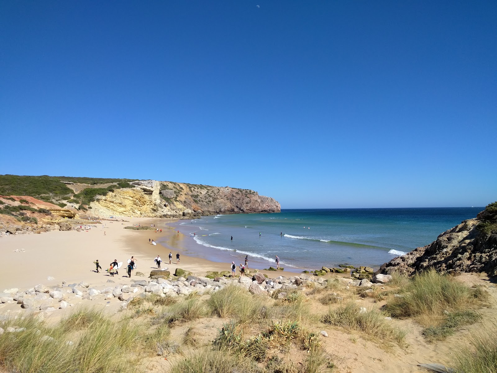 Photo de Praia do Zavial entouré de montagnes