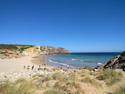 Photo de Praia do Zavial entouré de montagnes