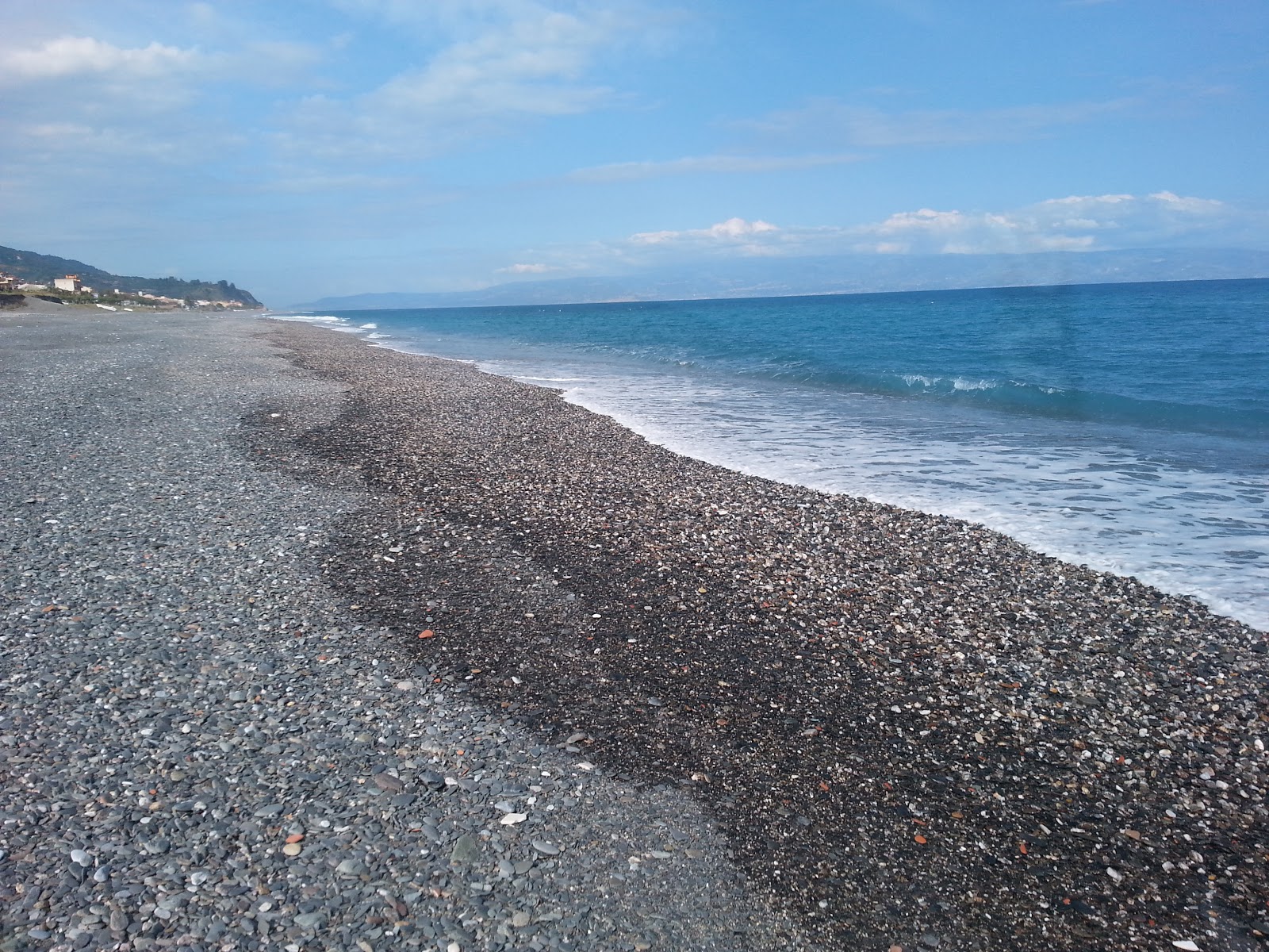 Foto di Spiaggia di Roccalumera con una superficie del ciottoli grigi