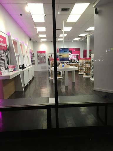 Cell Phone Store «T-Mobile», reviews and photos, 21844 Ventura Blvd, Woodland Hills, CA 91364, USA