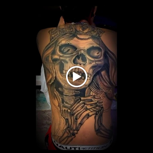 Explore hand and finger tattoo ideas, creative tattoo ideas in Miami, available at Por vida tattoos