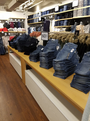Clothing Store «Gap Outlet», reviews and photos, 423 86th St, Brooklyn, NY 11209, USA