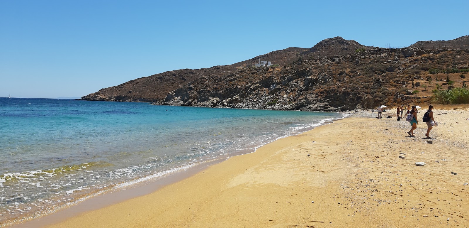 Foto di Paralia Karavi con una superficie del acqua cristallina