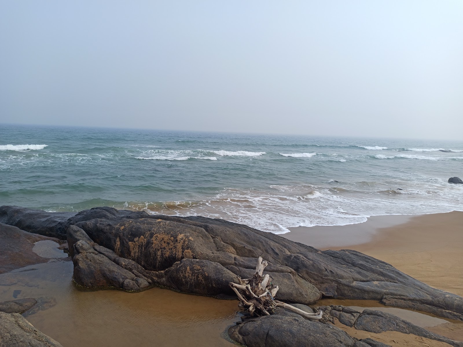 Foto de Ratti Beach - lugar popular entre os apreciadores de relaxamento