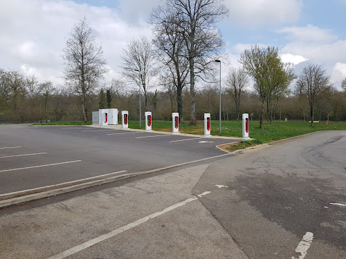 Borne de recharge de véhicules électriques Tesla Supercharger Châteauvillain