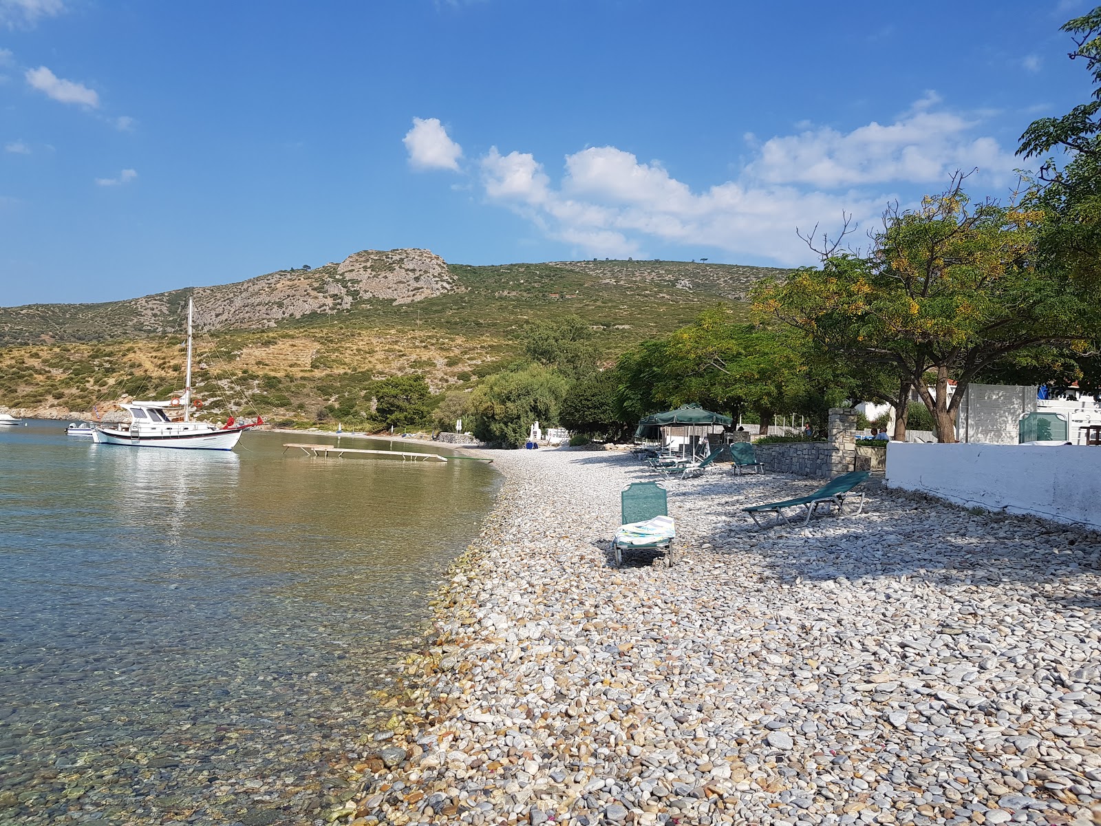 Foto di Vathi beach - luogo popolare tra gli intenditori del relax