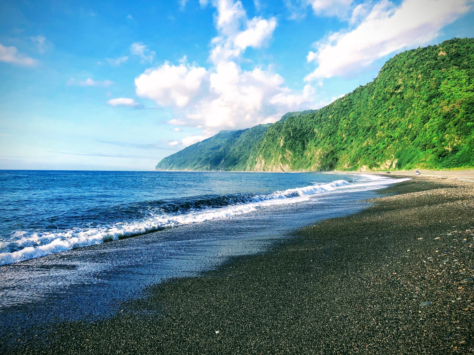 Foto von Ao Mei Beach mit grauer sand & kiesel Oberfläche