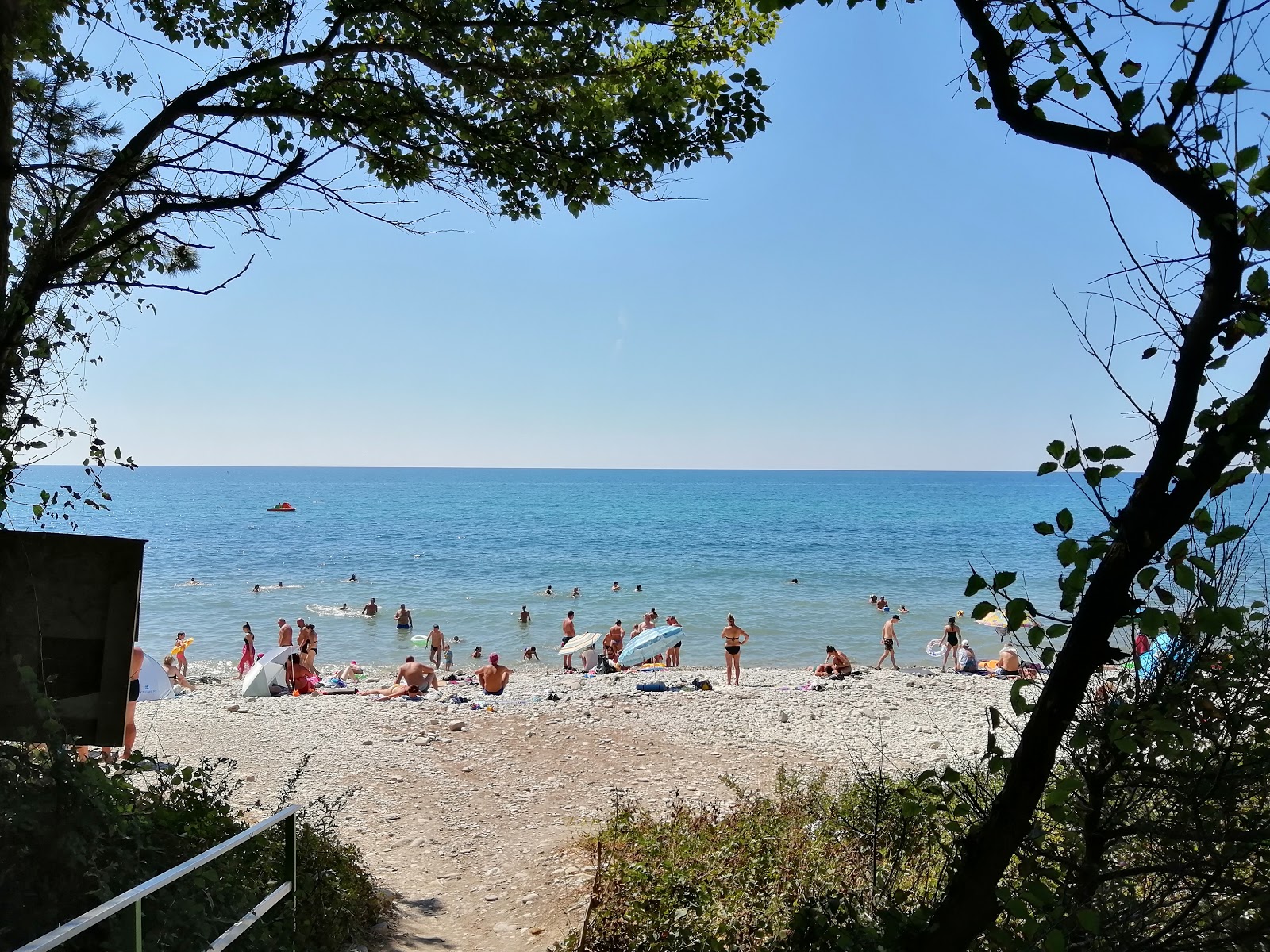 Nazarova dacha beach'in fotoğrafı turkuaz saf su yüzey ile