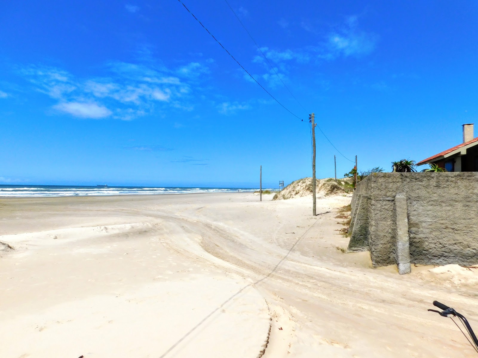 Foto de Praia Ipiranga com areia fina e brilhante superfície