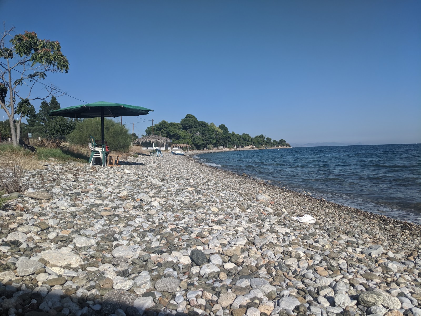 Valokuva Agioi Theodoroi 2 beachista. pinnalla ruskea hieno pikkukivi:n kanssa