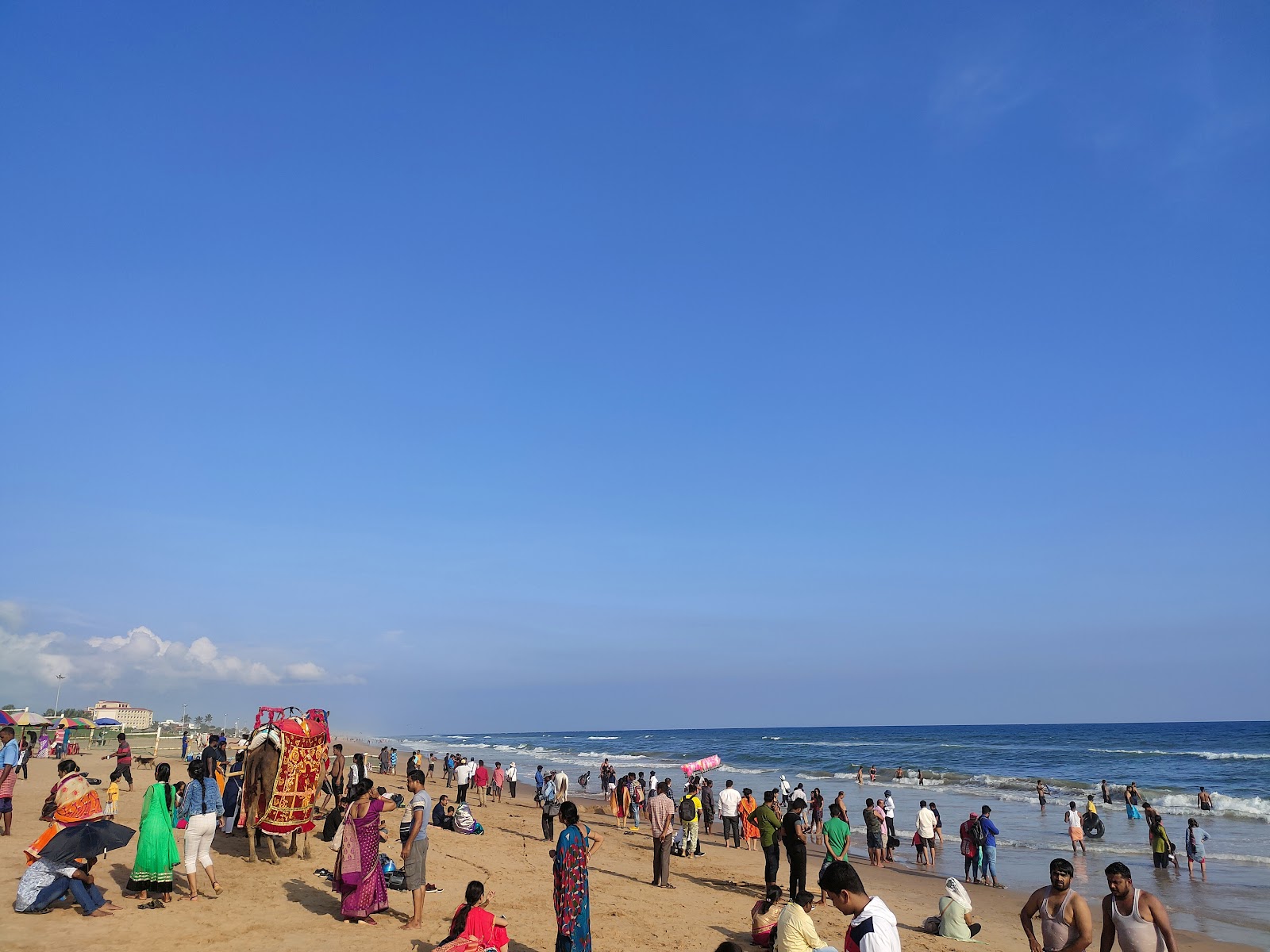 Foto von Sea Beach Of Puri mit heller sand Oberfläche