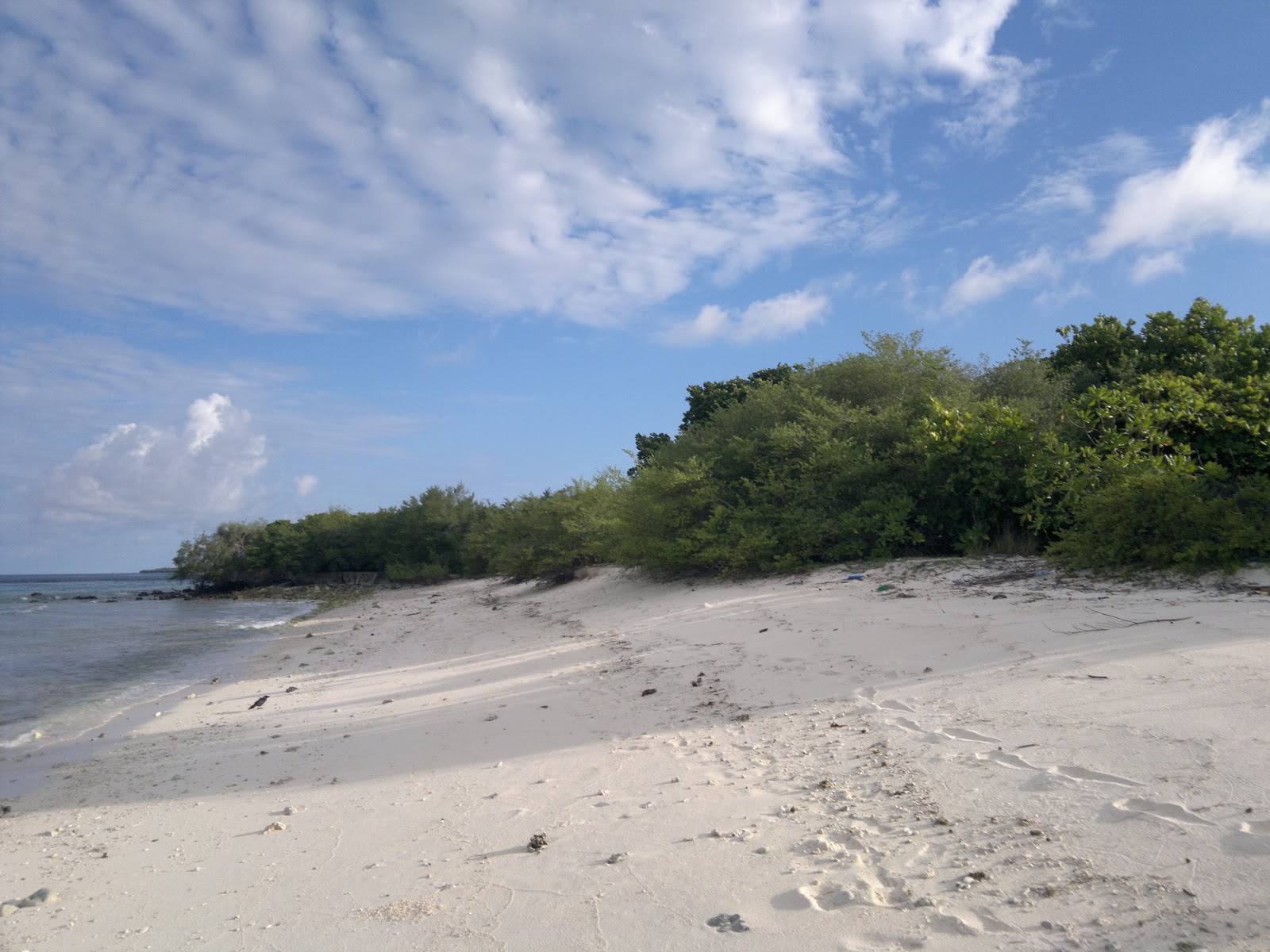 Photo of Maarandhoo island beach with long straight shore