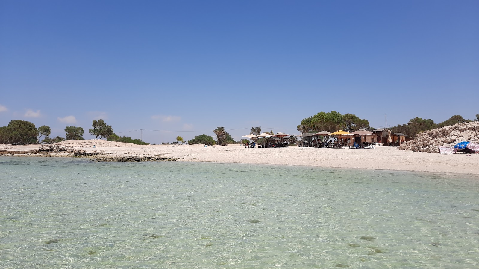 Foto von Le Petit Marin mit weißer sand Oberfläche