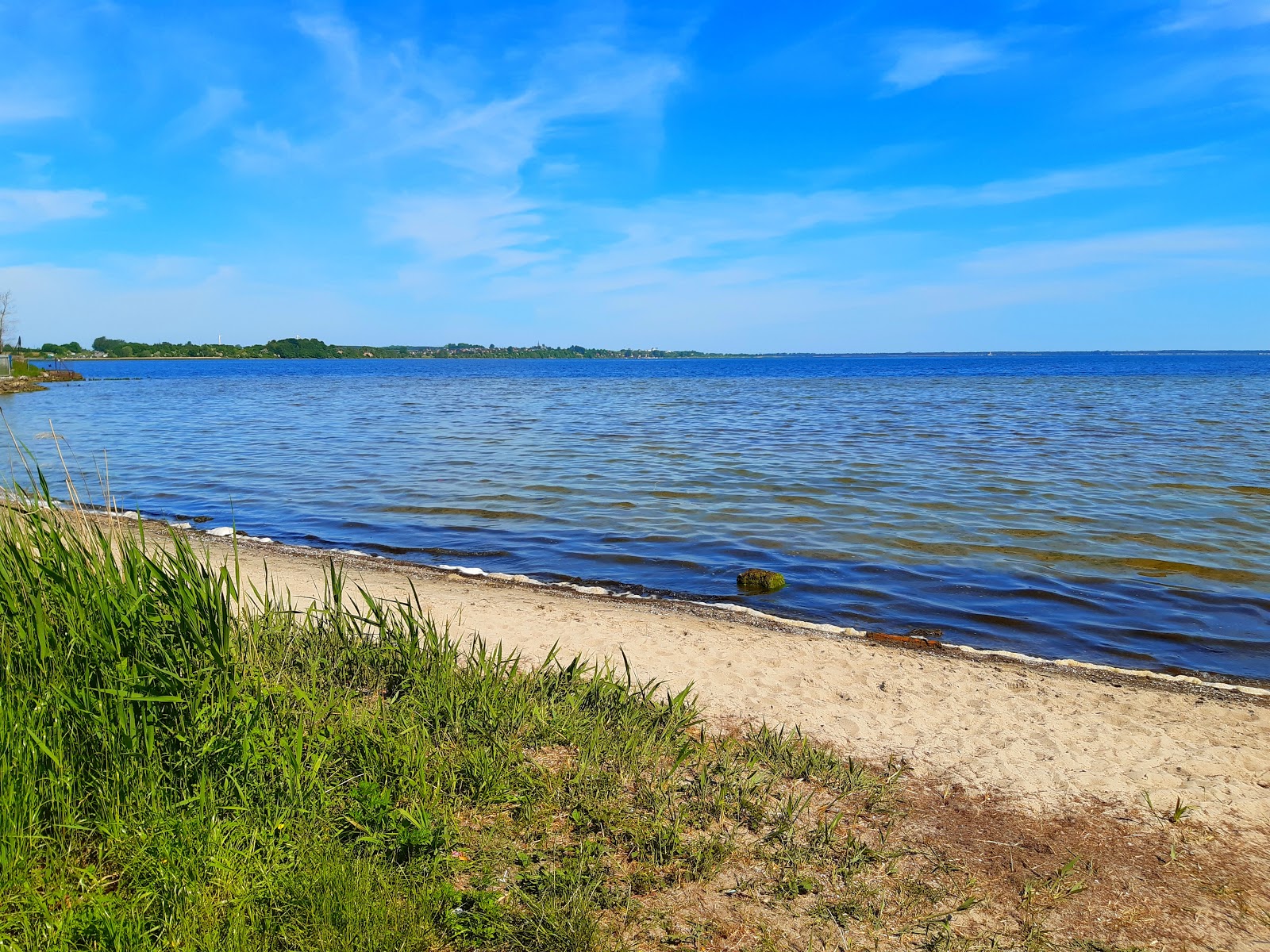 Foto von Kaprow Beach mit brauner sand Oberfläche