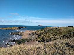 Foto di Haugh Road Beach circondato da montagne