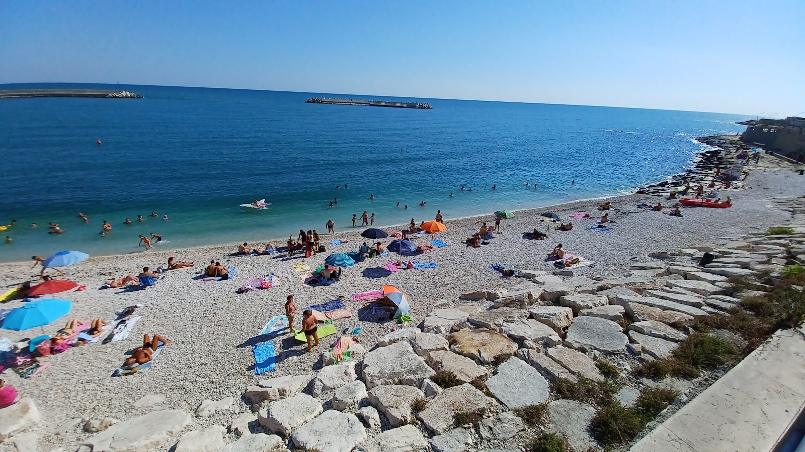 Spiaggia del Macello的照片 带有蓝色纯水表面